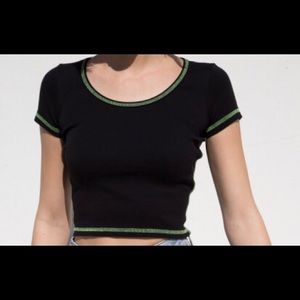 Comfortable black cropped t-shirt